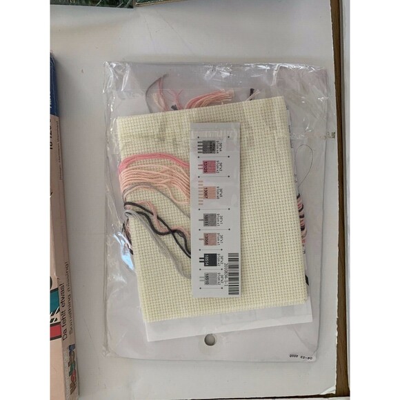 Lot of 8 assorted Craft kits Needle Point with frames, Stitchery Kits, Christmas - Picture 10 of 12